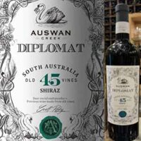 Vang Auswan Creek Diplomat Úc với nho già Shiraz 45 tuổi chai 750 ml