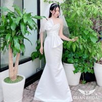 Váy áo cưới cô dâu chất liệu phi Nhật có lơ trước ngực tạo nên dáng vẻ nhẹ nhàng tinh tế,mang thương hiệu DUAN BRIDAL