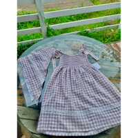 váy caro xô muslin màu tím nhạt phối ren kèm khăn tam giác cho bé