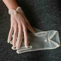 Váy cưới ngắn màu be, phụ kiện ngắn, găng tay cô dâu trắng, chụp ảnh studio, chân dung lưới