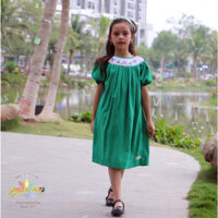 Váy Đầm Smock Cô Nắng Màu xanh min thêu tay hình quà tặng vòng quanh cổ vải lilen sợi tự nhiên size 1-11 ( Cho bé từ 9kg