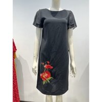 Váy đen thêu hoa phối dập nhăn