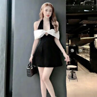 Váy đen yếm cổ V phối nơ vai trắng