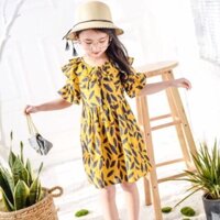 Váy hoa vàng + váy rớt vai xanh ( FB Linh Trang)