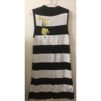 váy len sọc đen trắng