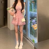 Váy liền hai dây đeo cổ màu hồng mùa hè mẫu mới 2023 váy ngắn học sinh tôn dáng eo hoa nhí ngọt ngào voan cho nữ