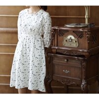 Váy liền thân váy thiết kế hoa nhí màu trắng