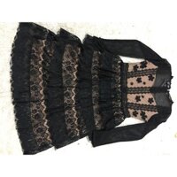 Váy ren dài tay ba tầng