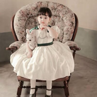 Váy taffta trắng bồng bềnh tiểu thư bé gái. Bồng xoè xinh xắn,phối nơ xanh ấn tượng, hình thêu thỏ nhỏ xinh, tinh tế.