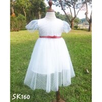 Váy trắng kèm ruy băng đỏ
