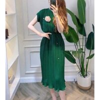 Váy xếp ly dáng xòe màu xanh và hồng
