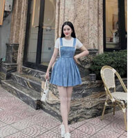Váy yếm jean mix áo thun ôm body tiểu thư dễ thương2024