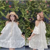 Váy yếm khoét vai