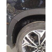 Vè chắn bùn sau xe Santafe.