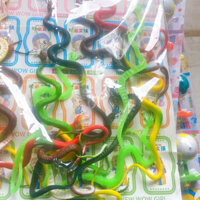 vỉ 20 con rắn giả bằng nhựa dài khoảng 40 cm