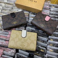 Ví coach medium nắp gài cầm tay nữ hoạ tiết chữ C