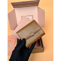 Ví Gập Miu Miu Da Bê Nguyên Miếng Phần Cứng Mạ Vàng 11x10cm Nhiều Ngăn