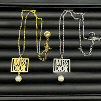 Vòng cổ ngọc trai vuông MISS thương hiệu D, Dây chuyền xương đòn có thể điều chỉnh mạ điện vàng 18K với mặt dây chuyền rỗng – Trang sức thời trang văn phòng mùa xuân 2025 (Không gây dị ứng, Bán buôn số lượng lớn)