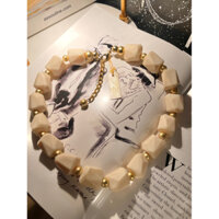 Vòng cổ vintage xâu chuỗi hạt hình khối nhiều mặt cắt nhựa màu kem (Statement necklace)