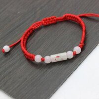 Vòng Đeo Tay Chỉ Đỏ Đính Đá Cẩm Thạch Tự Nhiên Kèm Túi Nhung Phù Hợp Làm Quà Tặng - Ống Khắc