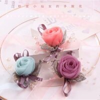 Vòng hoa đeo tay buộc tay cô dâu , phù dâu