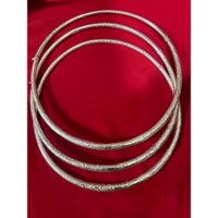 Vòng kiềng bạc đeo cổ có hoa văn dùng kết hợp áo dài để chụp ảnh, vòng kiềng dân tộc tày nùng dùng để biểu diễn văn nghệ