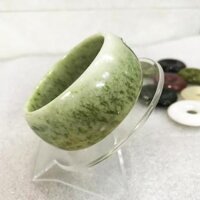 Vòng tay cẩm thạch nam bản to, bản hẹ, bản dày hay bản cao 3cm đá tự nhiên của VN - xanh lá nhạt - 5.1cm