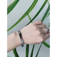 Vòng tay chạm khắc, đính đá phong cách trẻ trung