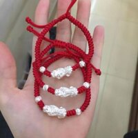 Vòng tay chỉ đỏ may mắn tết tỳ hiu bạc ta nguyên chất giá 200k sale 120k