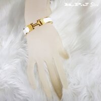 Vòng tay chữ H tráng men phù hợp cho cả nam và nữ.