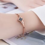 Vòng Tay Cỏ 4 Lá Titan Ko Đen TT 2963