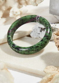 Vòng tay đá ruby zoisite thiên nhiên bản hẹ - Ni 55mm