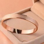 Vòng Tay Nam Có Phun Cát Màu Vàng Đồng Titan Ko Đen TT 2793