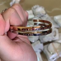 Vòng tay titan mặt khắc chữ