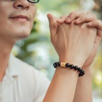 Vòng tay trầm hương nam charm chú bình an mạ vàng may mắn phong thủy Udum