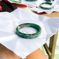 Vòng tay vuông màu sơn thuỷ kèm kiềm định PNJ