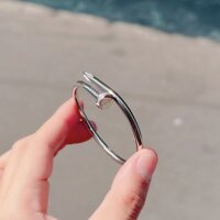 Vòng titan đinh hiệu đính xoàn Italy trắng không đen