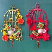 Vòng treo cửa hình lồng chim đỏ gắn hoa mộc lan, hoa mẫu đơn, bánh chưng, bánh tét, nón, hoa đào đỏ treo trang trí Tết