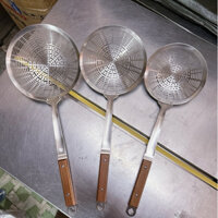 Vợt đầu bếp, muôi thủng loại to 14cm, 16cm, 18cm chất liệu inox 304 mờ, cán cầm bọc gỗ chống nóng