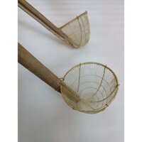 Vợt trụng hủ tiếu, mì vàng thau không gỉ cán tre sài bền 11cm