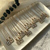 {Wonder-life} ~ Thép titan giữ màu cao + Vỏ thương hiệu vuông vàng 18K 26 vòng cổ chữ cái cho bé gái Phiên bản Hàn Quốc Dây chuyền xương đòn dài đơn giản sang trọng Vòng cổ bạn gái Vòng cổ ngắn