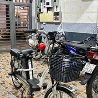 Xe đạp điện thể thao có giỏ đựng hàng kiểu dáng trẻ trung