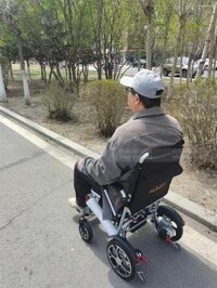 Xe lăn điện siêu nhẹ Little King gấp gọn dễ dàng, với nhiều công nghệ an toàn
