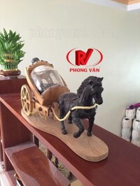 Xe ngựa gỗ kéo chai rượu