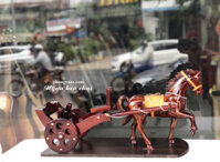 Xe ngựa kéo chai rượu vang