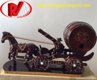Xe ngựa kéo thùng rượu vang có pháo