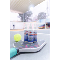 xịt vệ sinh mặt vợt pickleball.