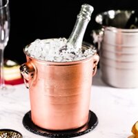Xô inox đựng đá, ướp lạnh rượu bia tặng kèm một gắp đá inox, thích hợp sử dụng trong quán ăn, nhà hàng tiêu chuẩn sao