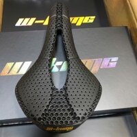 Yên xe đạp carbon W KUMG rỗng giữa mã WK Z1