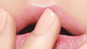 10 lời khuyên giúp bạn tạm biệt đôi môi khô